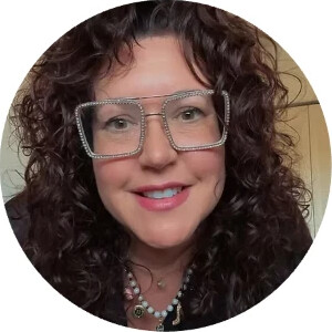 Portrait of Michelle, Experienced Hairstylist at Cabello Salon + Co.